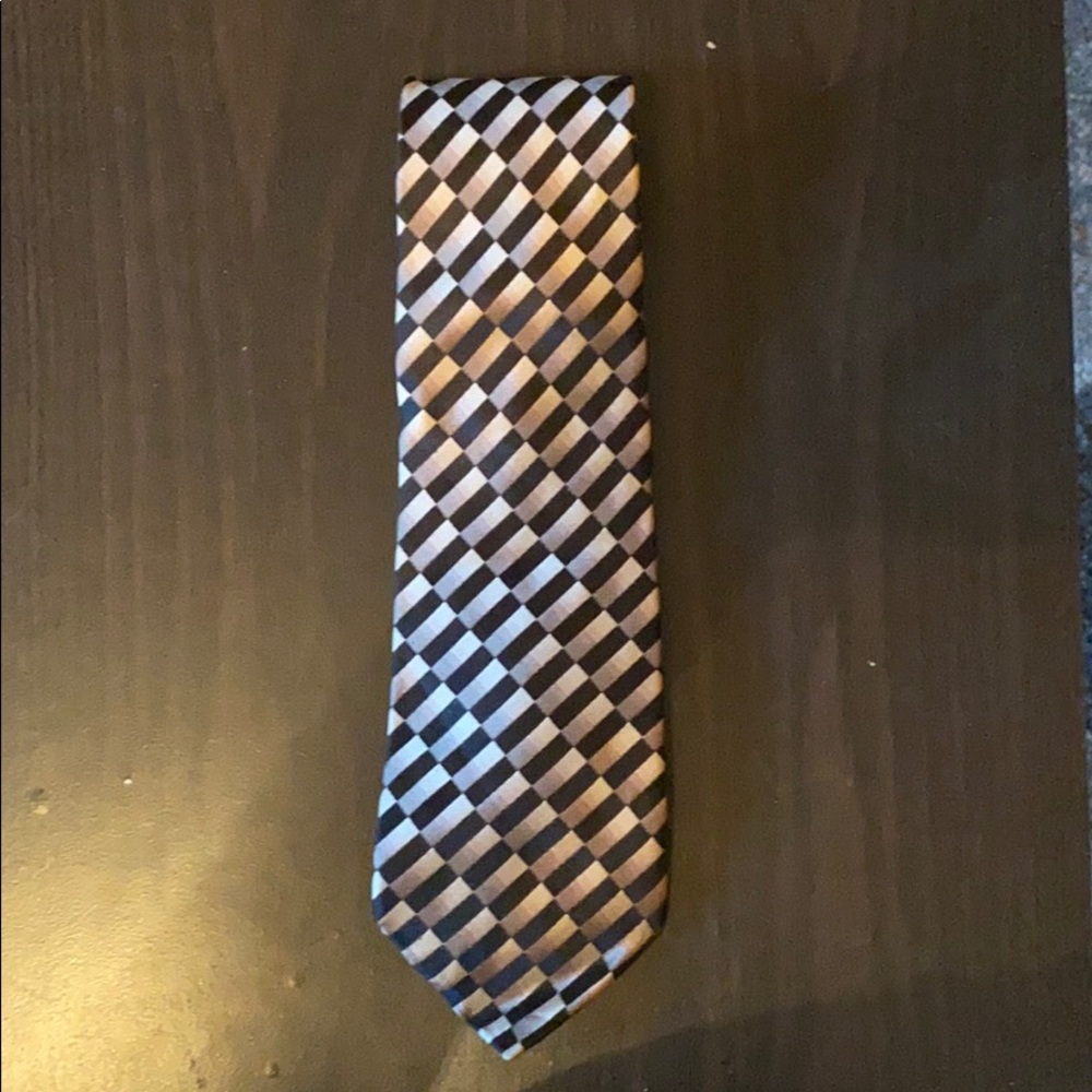 Arrow checkered tie